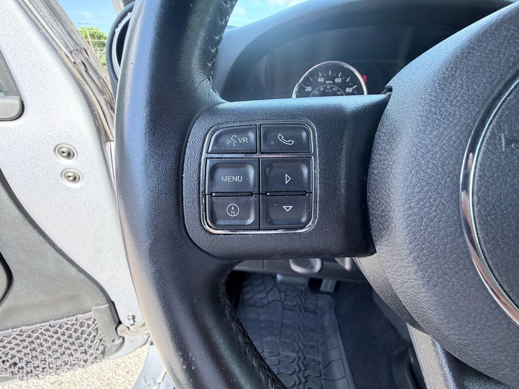 Used 2018 Jeep Wrangler Sahara w/ Dual Top Group AWD/4WD image 13