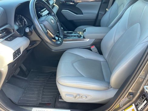 Used 2022 Toyota Highlander Limited image 10