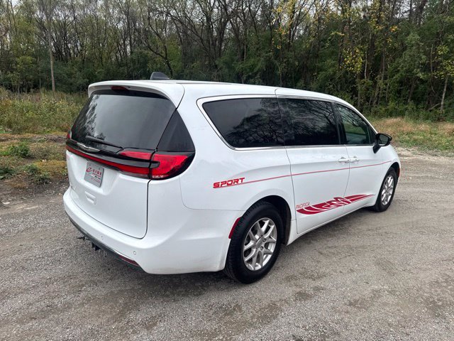 Used 2025 Chrysler Pacifica Select FWD image 11