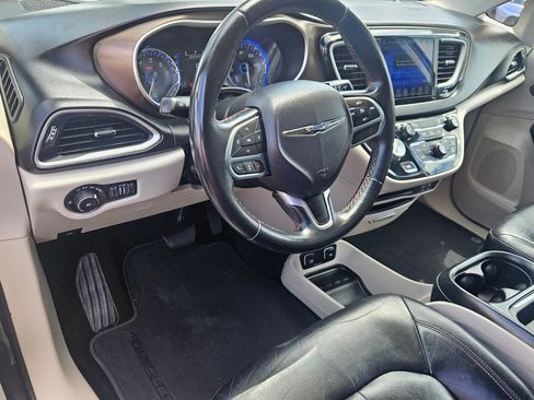 Used 2017 Chrysler Pacifica Touring-L FWD image 12