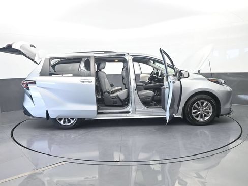Used 2024 Toyota Sienna XLE FWD image 74