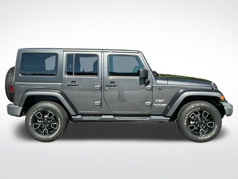 Used 2018 Jeep Wrangler Unlimited Sahara w/ Connectivity Group AWD/4WD image 7