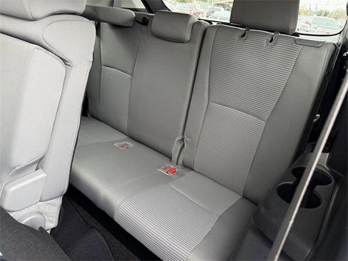Used 2024 Toyota Highlander LE image 29