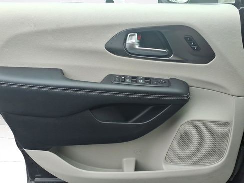 Used 2023 Chrysler Pacifica Touring-L image 18