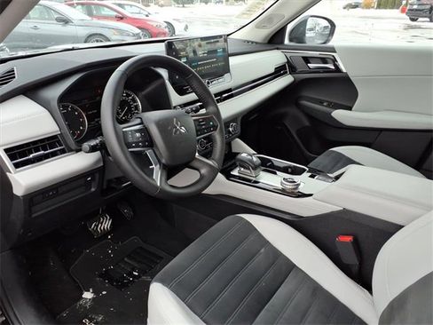 Used 2025 Mitsubishi Outlander AWD image 12