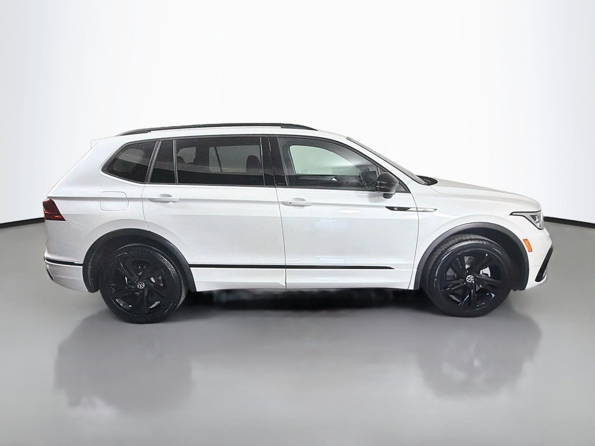 Used 2023 Volkswagen Tiguan SE R-Line FWD image 4