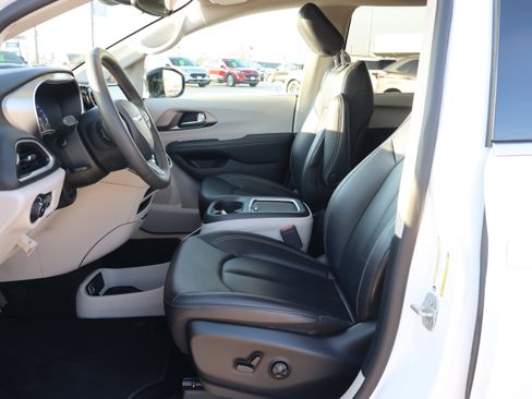 Used 2024 Chrysler Pacifica Touring-L image 10