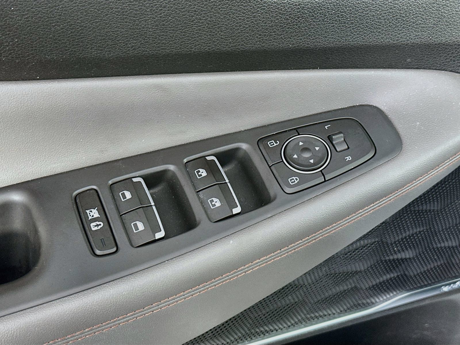 Used 2020 Hyundai Santa Fe Limited w/ Cargo Package FWD image 18