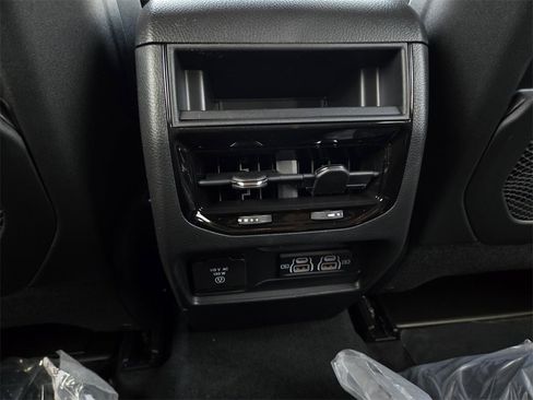 New 2025 Jeep Grand Cherokee Altitude image 12