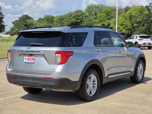 Used 2024 Ford Explorer XLT AWD/4WD image 6