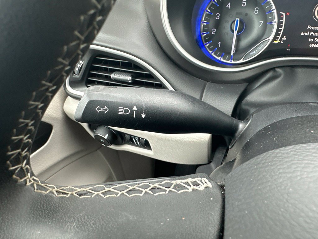 Used 2024 Chrysler Pacifica Touring-L FWD image 33