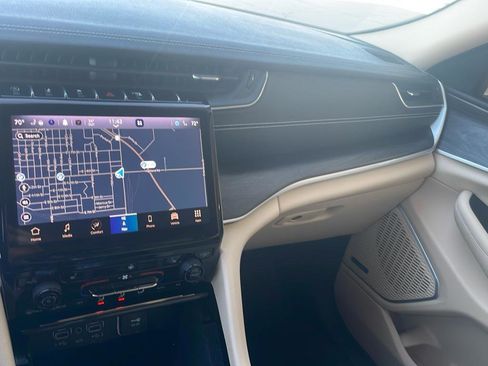 Used 2022 Jeep Grand Cherokee Limited image 21