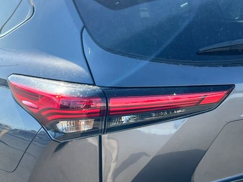 Used 2021 Toyota Highlander XLE AWD/4WD image 20