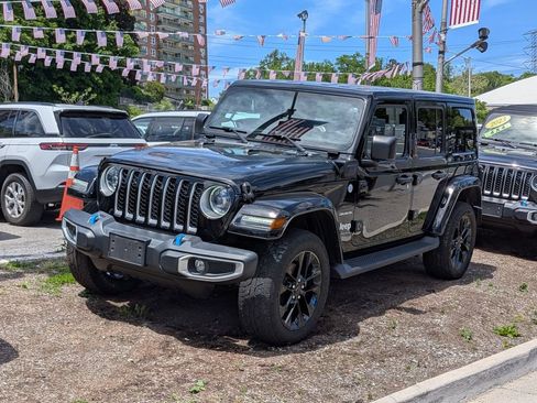 Used 2023 Jeep Wrangler Unlimited Sahara w/ Cold Weather Group AWD/4WD image 2