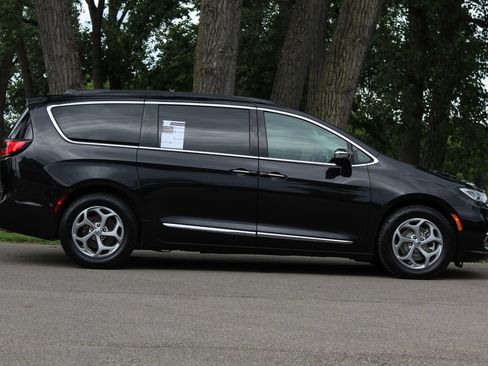 Used 2023 Chrysler Pacifica Limited FWD image 9