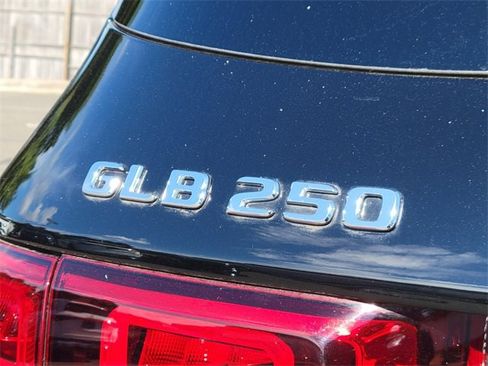 Certified 2022 Mercedes-Benz GLB 250 4MATIC image 11