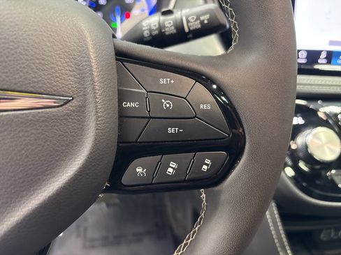 Used 2025 Chrysler Pacifica Limited image 13