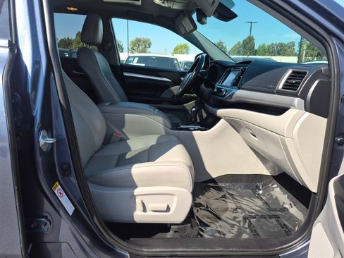 Used 2019 Toyota Highlander XLE w/ Carpet Mat Package (TMS) image 30