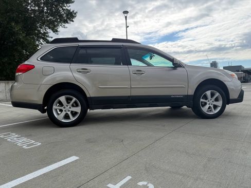 Used 2014 Subaru Outback 2.5i Premium w/ Moonroof Package AWD/4WD image 5
