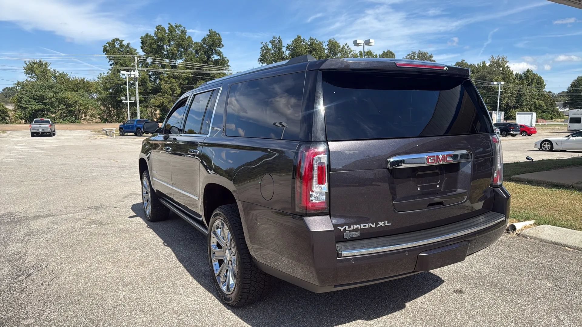 Used 2015 GMC Yukon XL Denali w/ Premium Package AWD/4WD image 5