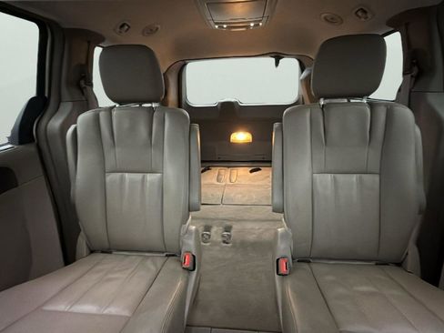 Used 2016 Chrysler Town & Country Touring image 26