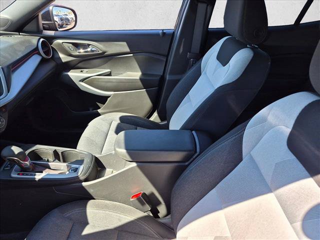 Used 2024 Chevrolet Trax RS w/ Sunroof Package FWD image 9