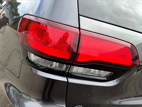 Used 2018 Jeep Grand Cherokee Altitude image 23