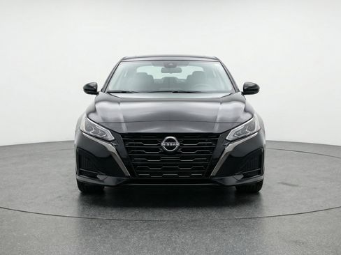Used 2025 Nissan Altima 2.5 SV FWD image 2