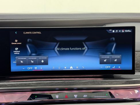 Used 2024 BMW i7 xDrive60 w/ Premium Package image 29