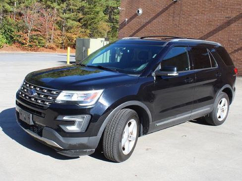 Used 2017 Ford Explorer XLT w/ Equipment Group 202A image 2