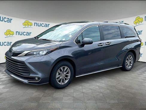 Used 2025 Toyota Sienna XLE FWD image 3