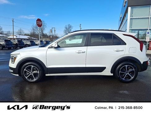 Used 2024 Kia Niro EX image 9