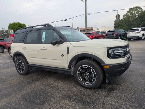 Used 2025 Ford Bronco Sport Outer Banks w/ Outer Banks Tech Package+ AWD/4WD image 2