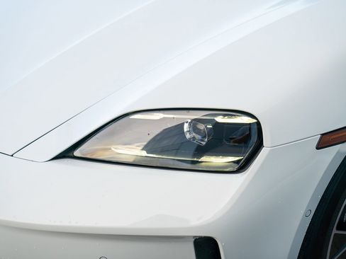 Used 2025 Porsche Taycan image 28