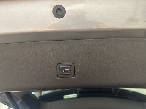 Used 2023 Chevrolet Traverse RS image 39