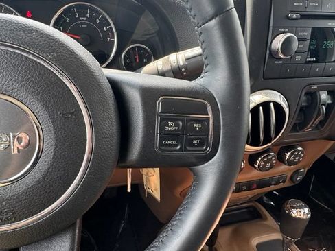 Used 2013 Jeep Wrangler Unlimited Rubicon w/ Connectivity Group AWD/4WD image 26