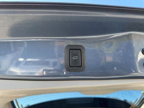 Used 2018 Toyota Highlander image 32