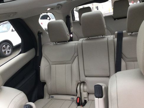 Used 2018 Land Rover Discovery SE image 50