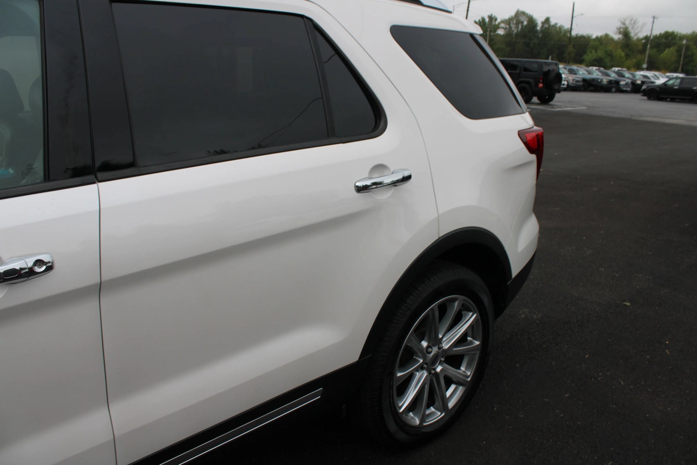 Used 2017 Ford Explorer Limited FWD image 4
