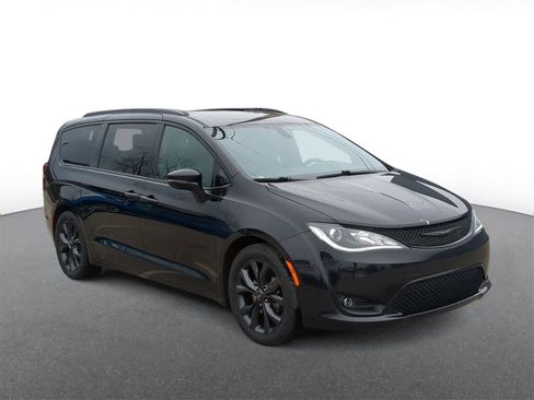 Certified 2019 Chrysler Pacifica Limited w/ S Appearance Package image 2