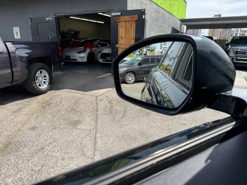 Used 2018 Land Rover Range Rover Velar R-Dynamic SE AWD/4WD image 27