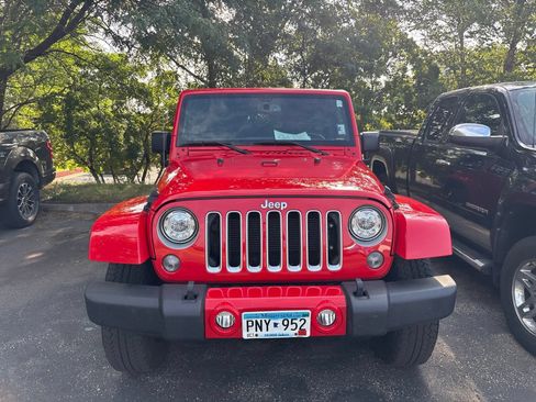 Used 2018 Jeep Wrangler Unlimited Sahara w/ Connectivity Group AWD/4WD image 3