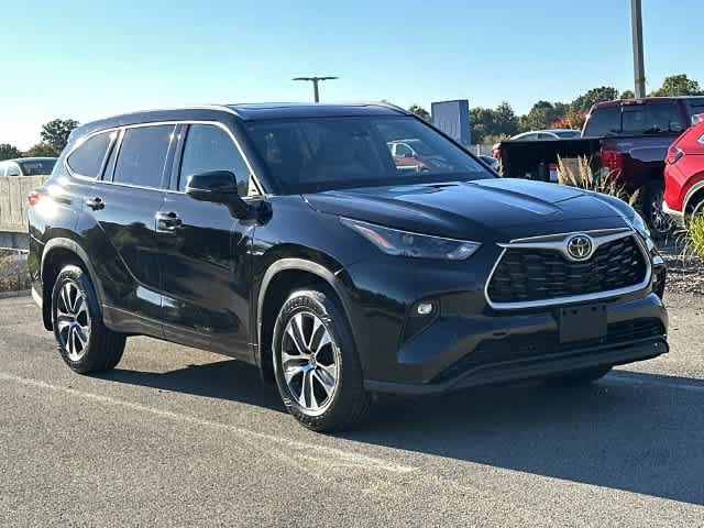 Used 2022 Toyota Highlander XLE AWD/4WD image 33