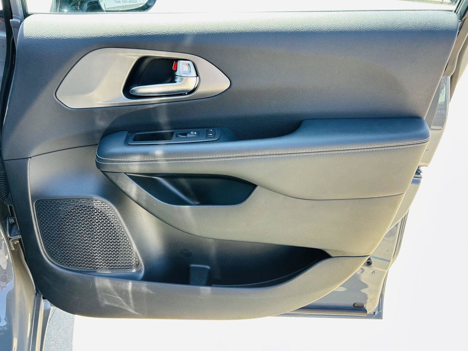 Used 2025 Chrysler Pacifica Select FWD image 32