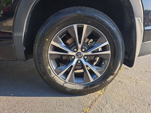 Used 2017 Toyota Highlander Plus AWD/4WD image 32