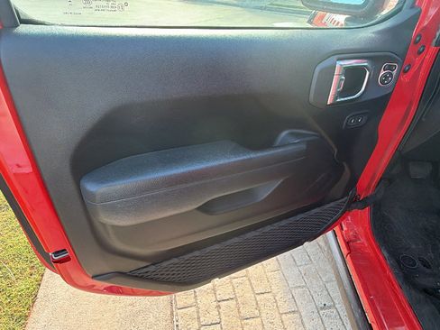 Used 2025 Jeep Wrangler Willys image 14