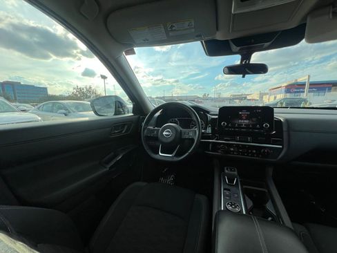 Used 2025 Nissan Pathfinder SV image 34