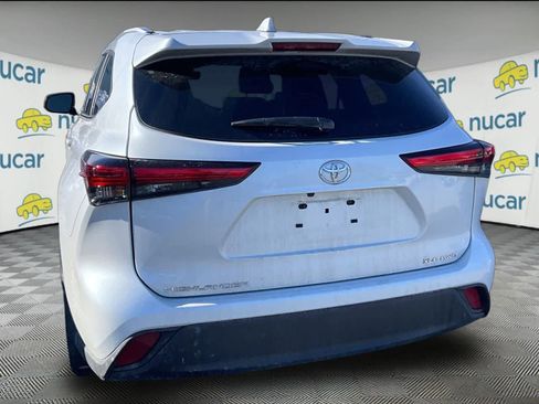 Used 2023 Toyota Highlander XLE image 3