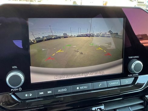 Used 2025 Nissan Pathfinder SV image 19