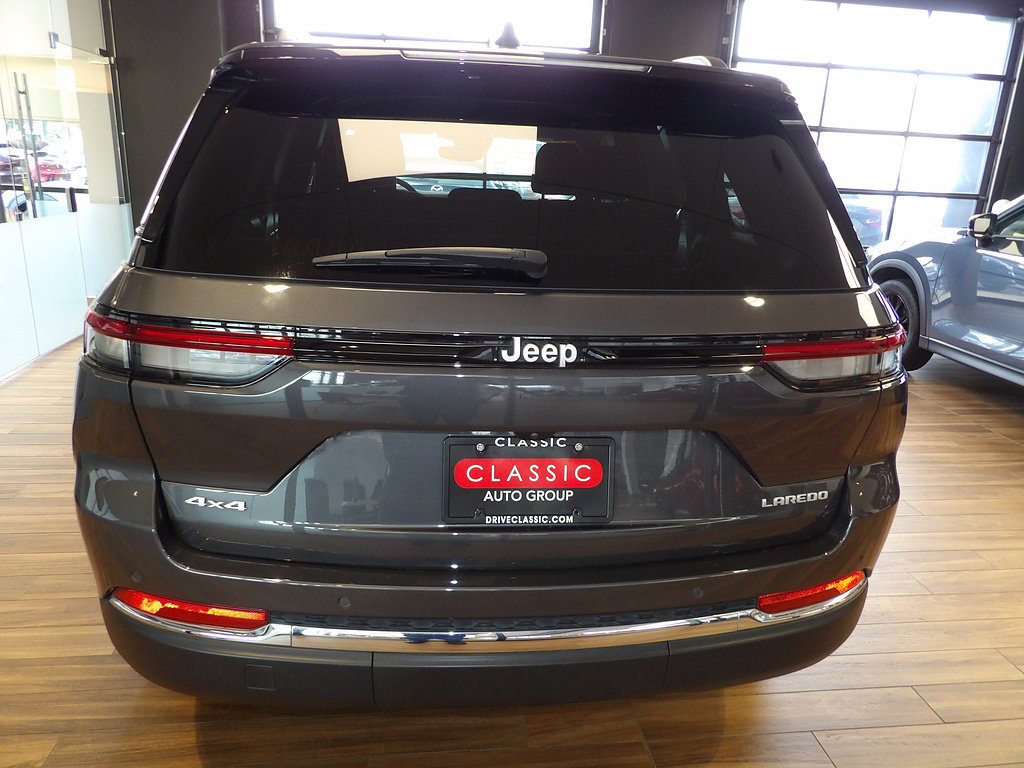 Used 2024 Jeep Grand Cherokee Laredo w/ Luxury Tech Group I AWD/4WD image 7